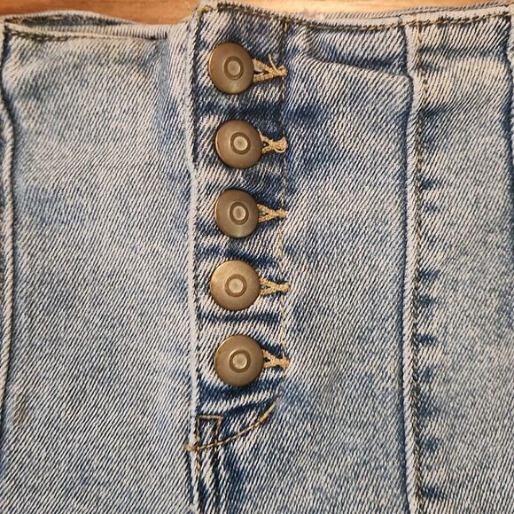 No Boundaries blue denim cut off shorts. Button fly. Juniors size 5 - Picture 2 of 5